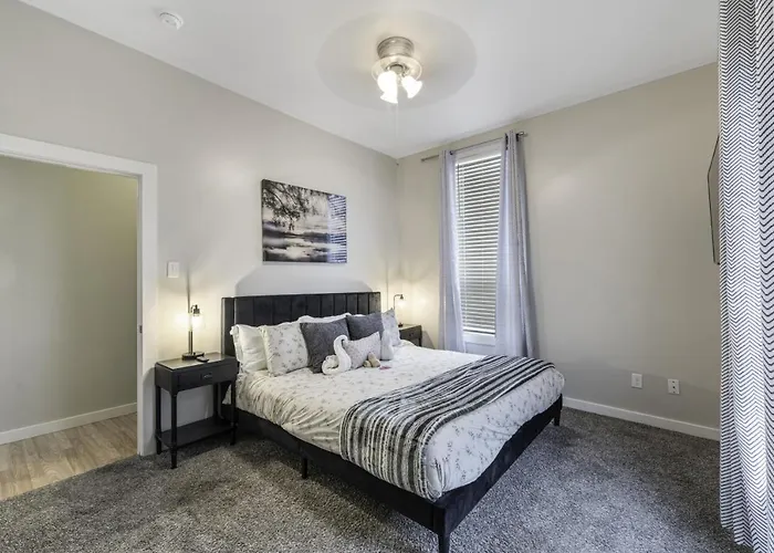 Stockyards- 4min Pet Friendly 3br Luxe Gem