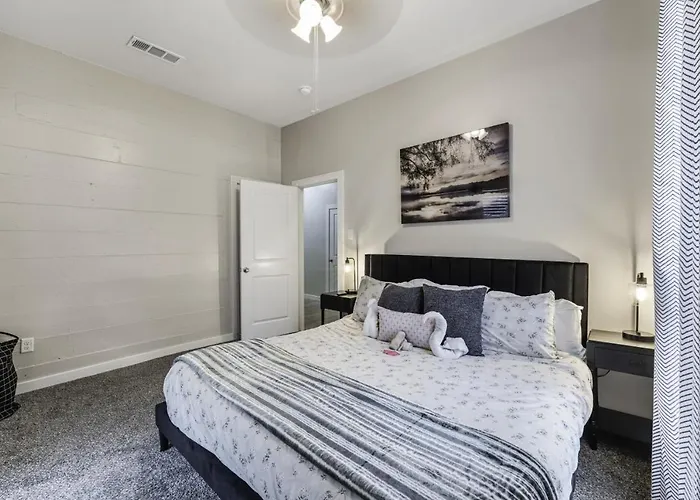 Stockyards- 4min Pet Friendly 3br Luxe Gem *