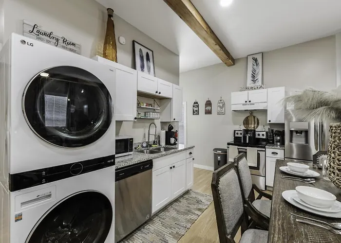Stockyards- 4min Pet Friendly 3br Luxe Gem Fort Worth