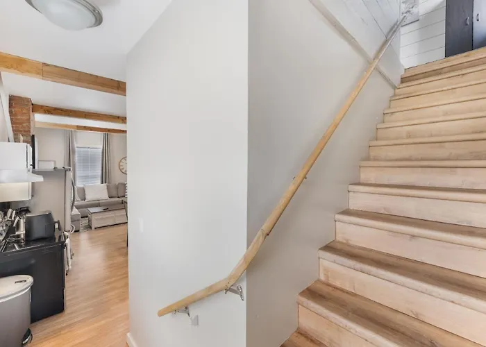 Stockyards- 4min Pet Friendly 3br Luxe Gem