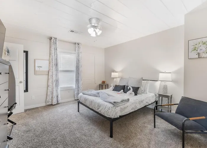Stockyards- 4min Pet Friendly 3br Luxe Gem Holiday home *