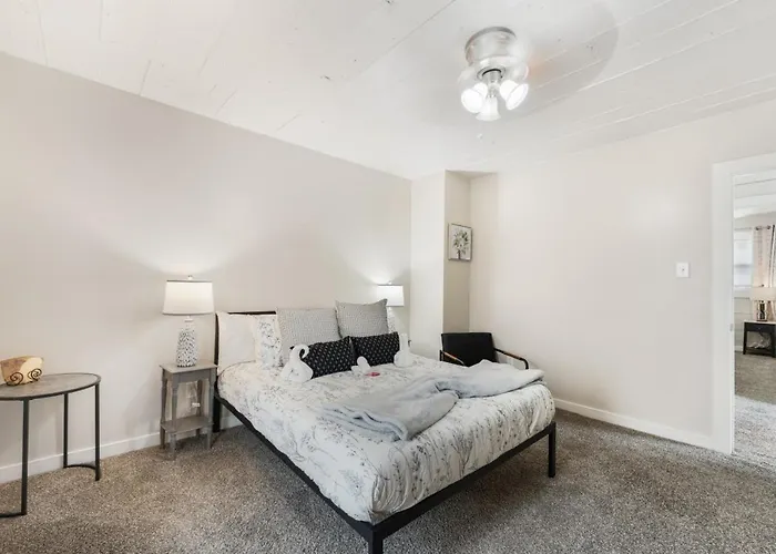 Stockyards- 4min Pet Friendly 3br Luxe Gem *