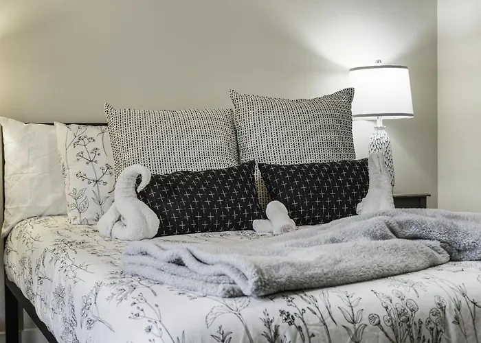 Stockyards- 4min Pet Friendly 3br Luxe Gem *