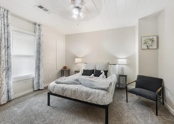 Stockyards- 4min Pet Friendly 3br Luxe Gem *