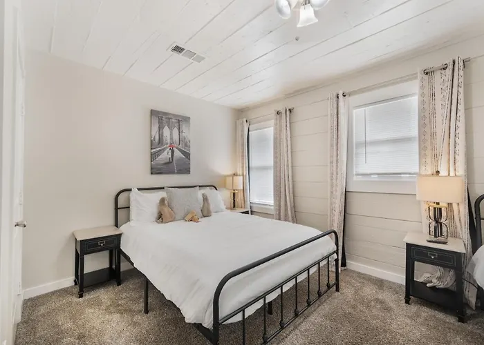 Stockyards- 4min Pet Friendly 3br Luxe Gem *