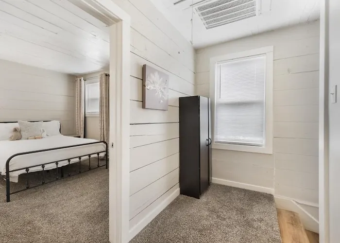 Stockyards- 4min Pet Friendly 3br Luxe Gem