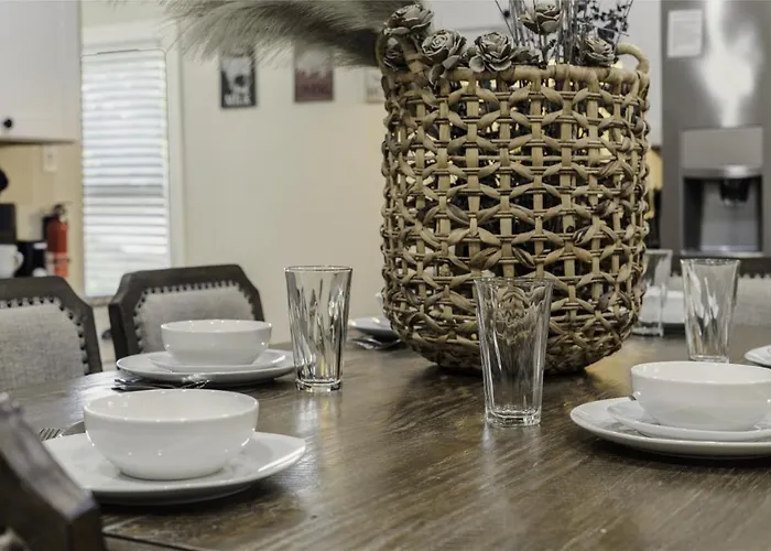Stockyards- 4min Pet Friendly 3br Luxe Gem * Fort Worth