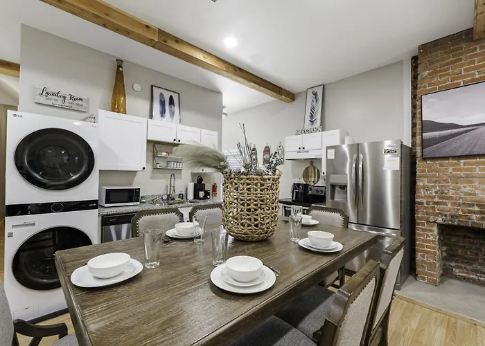 Stockyards- 4min Pet Friendly 3br Luxe Gem
