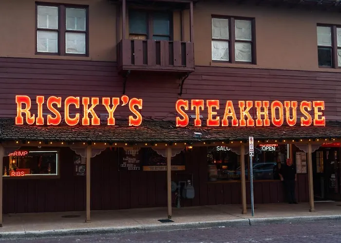 Stockyards- 4min Pet Friendly 3br Luxe Gem *